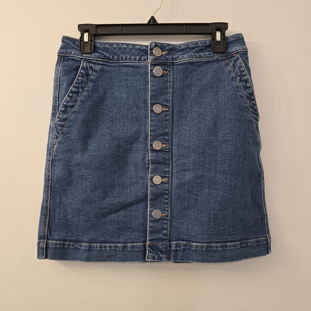 Loft Denim Mini Skirt in Excellent Condition - Size 6